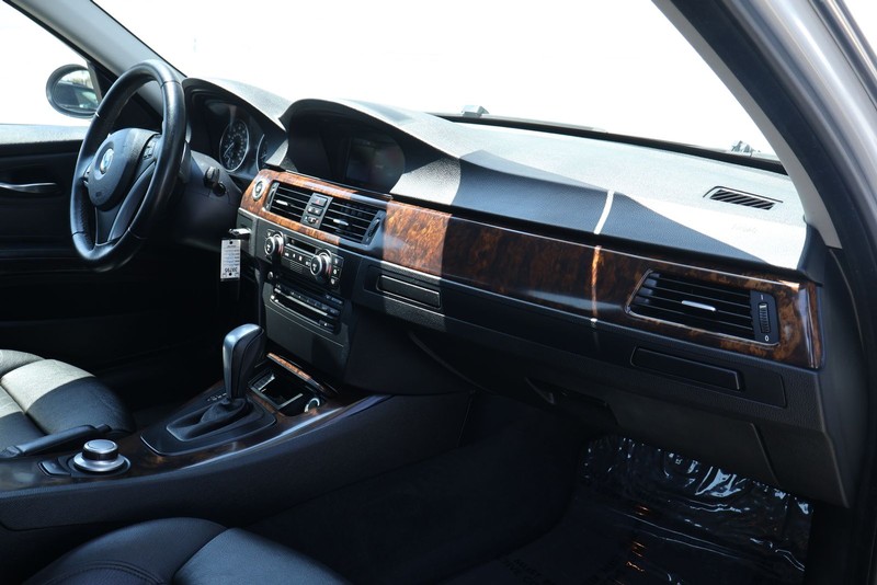 BMW 3 Series Vehicle Full-screen Gallery Image 19