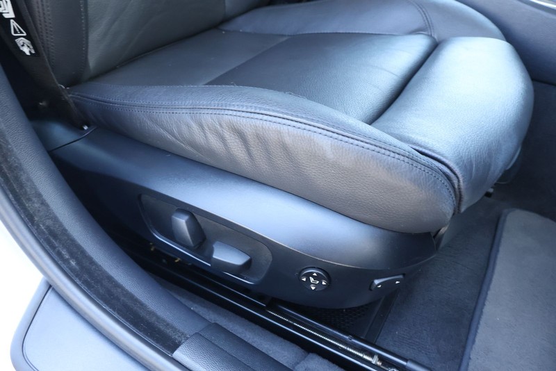 BMW 3 Series Vehicle Full-screen Gallery Image 20