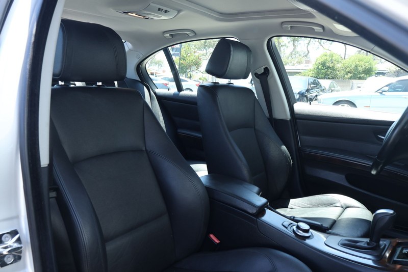 BMW 3 Series Vehicle Full-screen Gallery Image 21