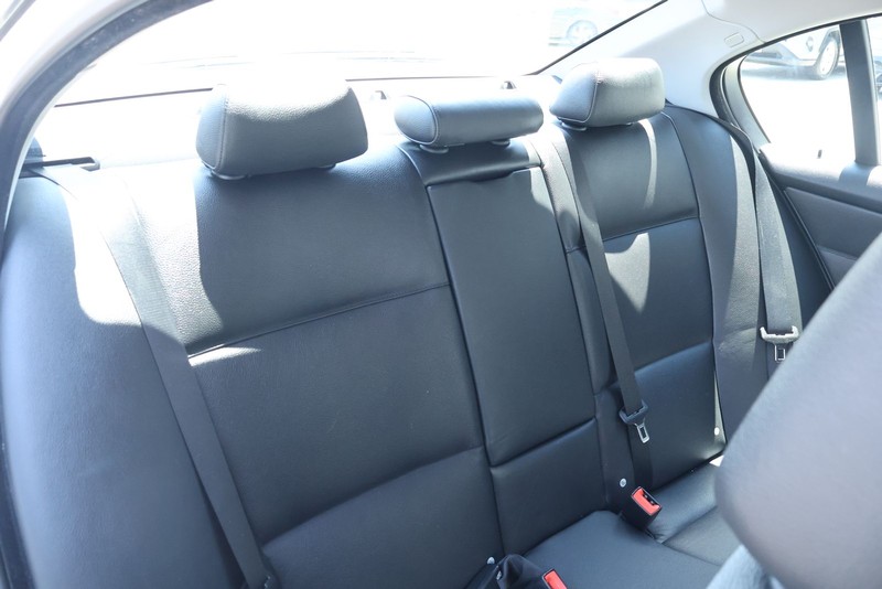 BMW 3 Series Vehicle Full-screen Gallery Image 22
