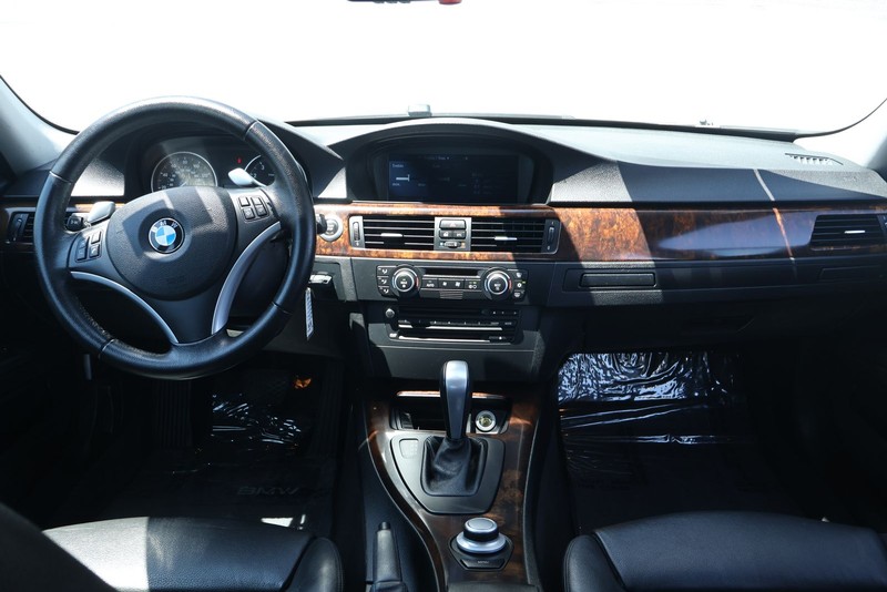 BMW 3 Series Vehicle Full-screen Gallery Image 24