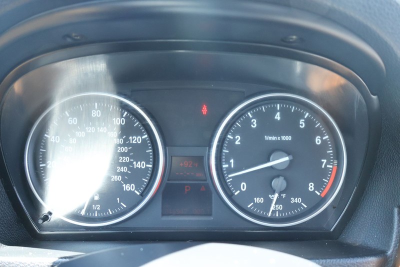 BMW 3 Series Vehicle Full-screen Gallery Image 25