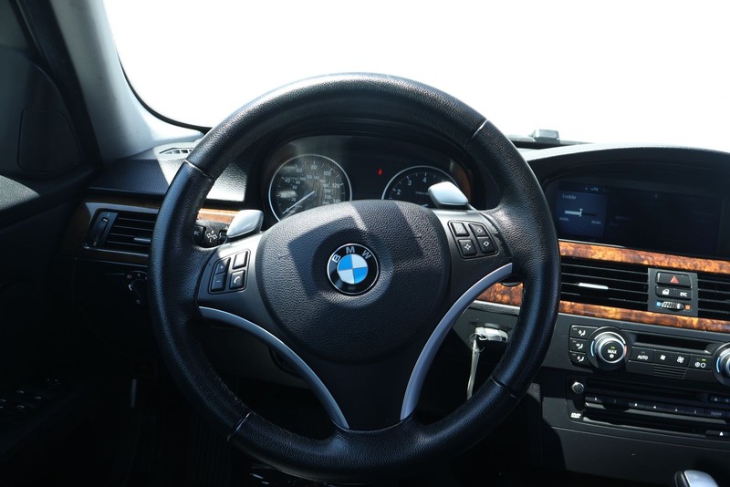 BMW 3 Series Vehicle Full-screen Gallery Image 26