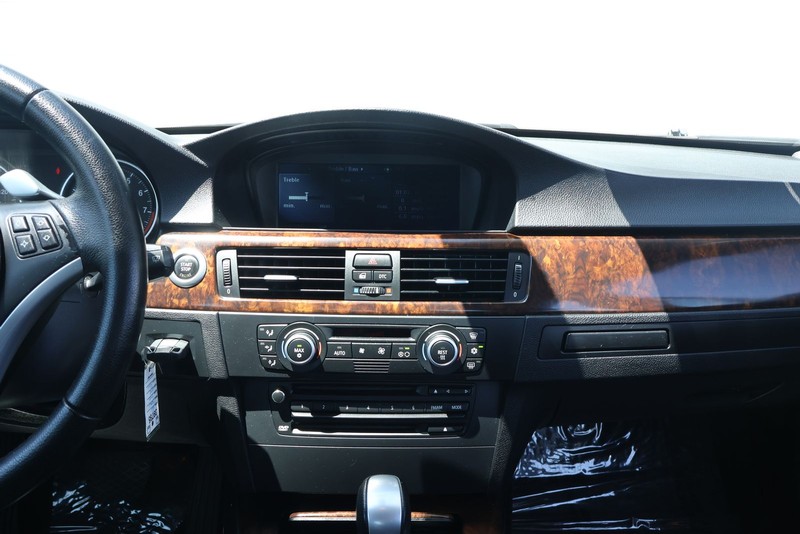 BMW 3 Series Vehicle Full-screen Gallery Image 27