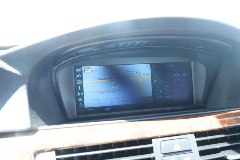 BMW 3 Series Vehicle Full-screen Gallery Image 28