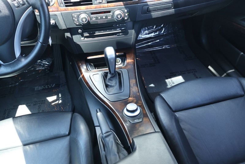 BMW 3 Series Vehicle Full-screen Gallery Image 29