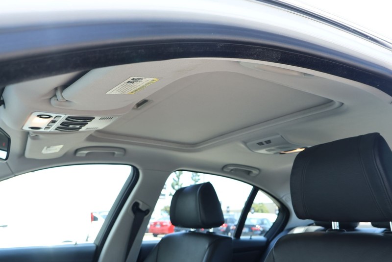 BMW 3 Series Vehicle Full-screen Gallery Image 30