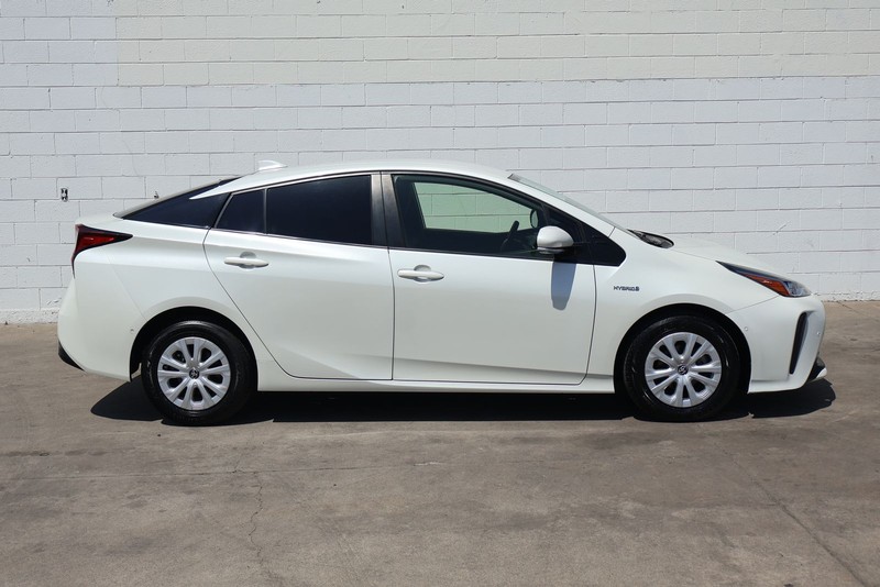 Toyota Prius Vehicle Full-screen Gallery Image 04