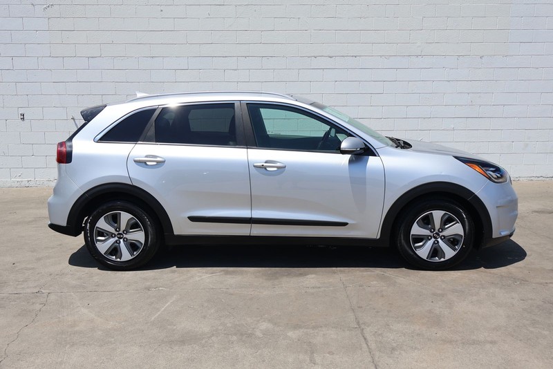 Kia Niro Plug-In Hybrid Vehicle Full-screen Gallery Image 04