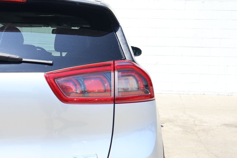 Kia Niro Plug-In Hybrid Vehicle Full-screen Gallery Image 07