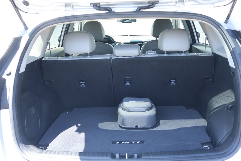 Kia Niro Plug-In Hybrid Vehicle Full-screen Gallery Image 09