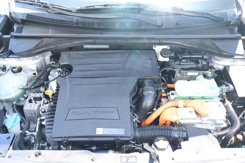 Kia Niro Plug-In Hybrid Vehicle Full-screen Gallery Image 14
