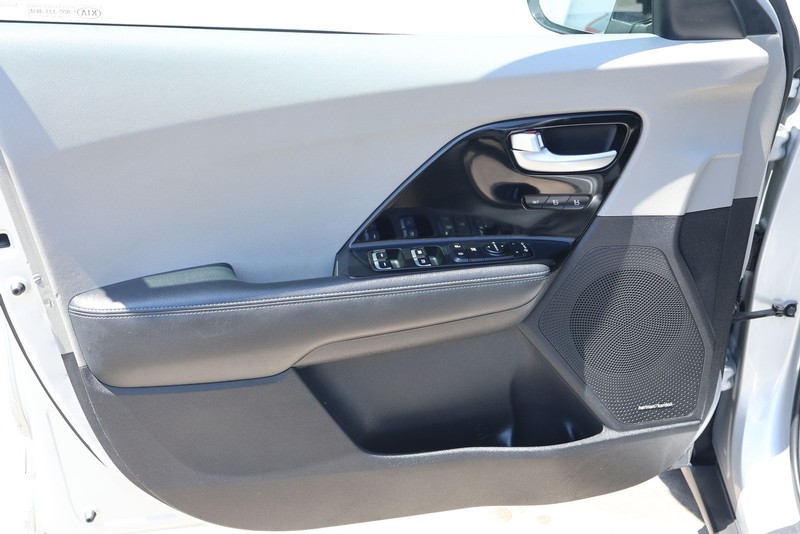 Kia Niro Plug-In Hybrid Vehicle Full-screen Gallery Image 16