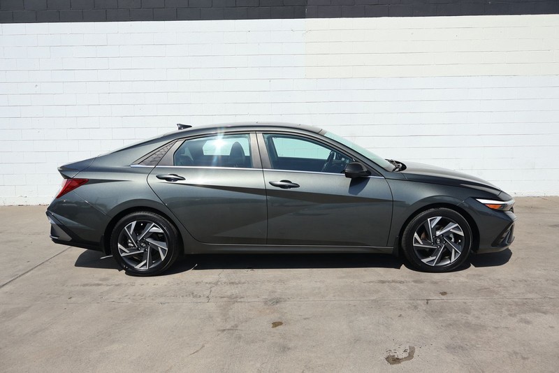 Hyundai Elantra Vehicle Full-screen Gallery Image 04