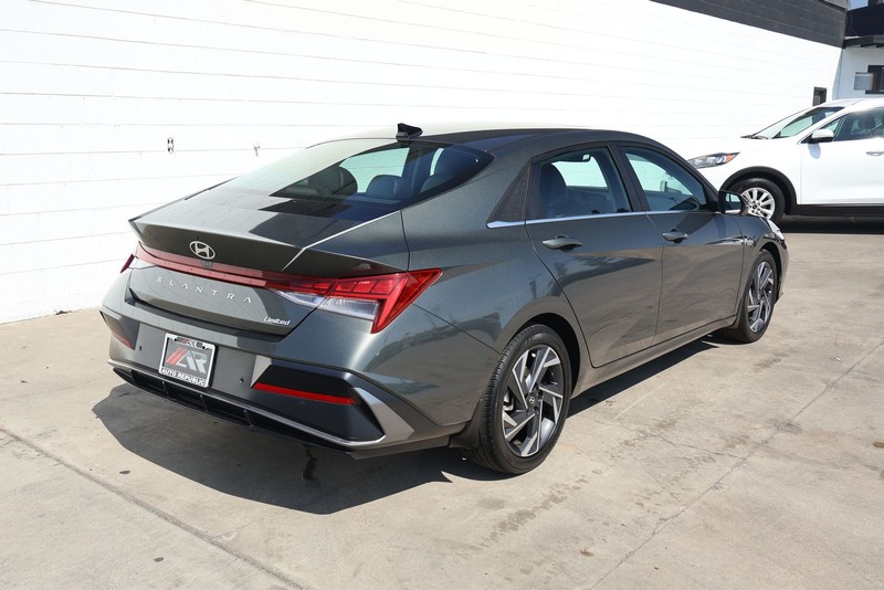 Hyundai Elantra Vehicle Full-screen Gallery Image 05