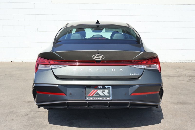Hyundai Elantra Vehicle Full-screen Gallery Image 07