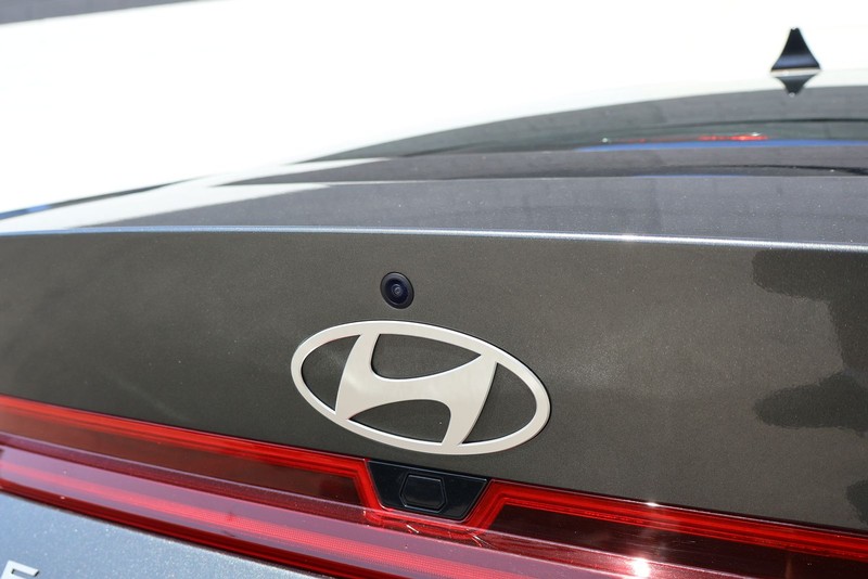 Hyundai Elantra Vehicle Full-screen Gallery Image 09