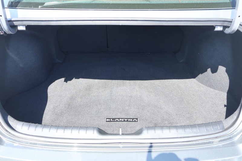 Hyundai Elantra Vehicle Full-screen Gallery Image 10