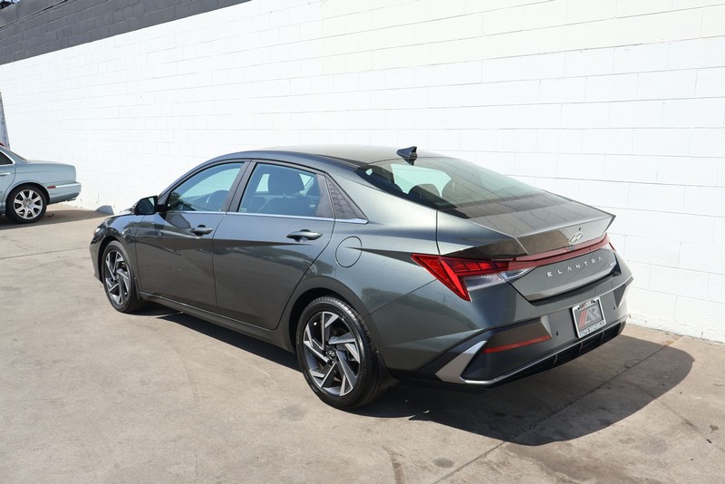 Hyundai Elantra Vehicle Full-screen Gallery Image 11