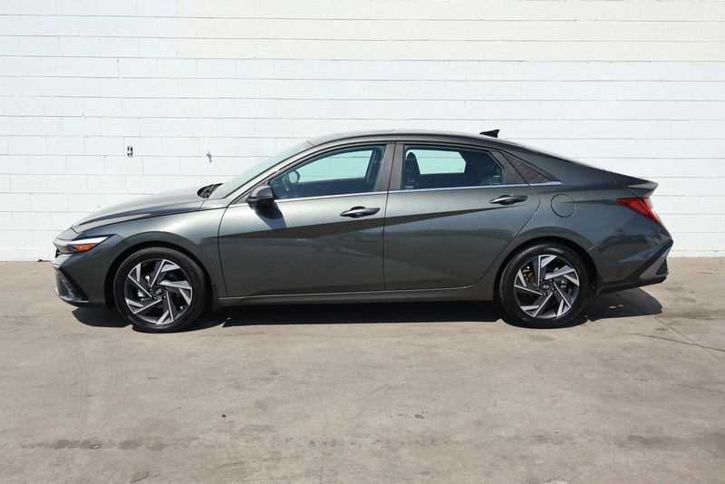 Hyundai Elantra Vehicle Full-screen Gallery Image 12