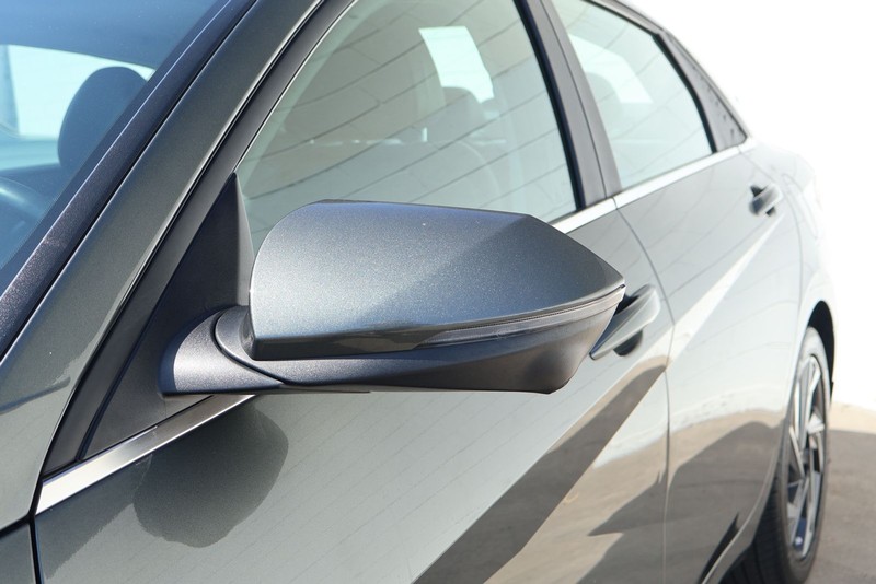 Hyundai Elantra Vehicle Full-screen Gallery Image 15