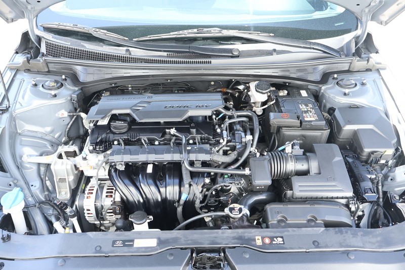Hyundai Elantra Vehicle Full-screen Gallery Image 17