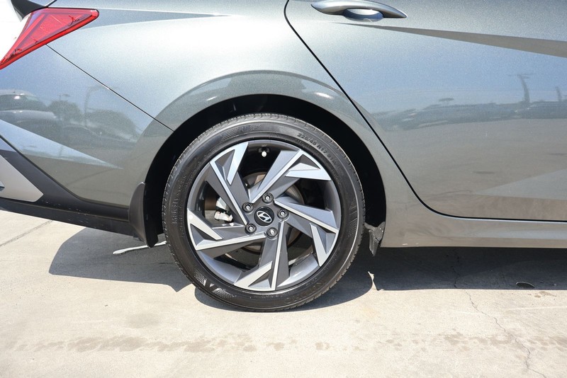 Hyundai Elantra Vehicle Full-screen Gallery Image 18