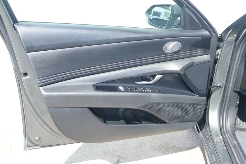 Hyundai Elantra Vehicle Full-screen Gallery Image 19