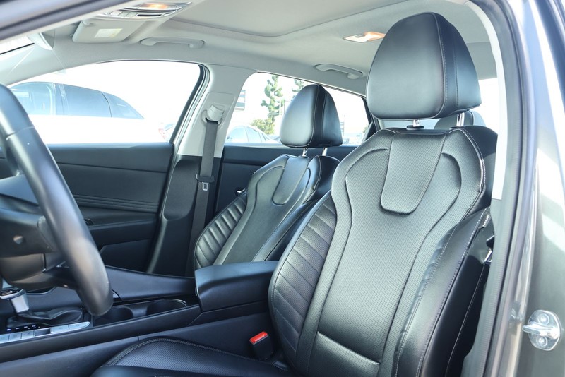 Hyundai Elantra Vehicle Full-screen Gallery Image 22