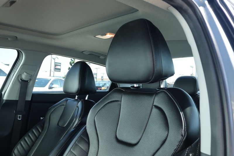 Hyundai Elantra Vehicle Full-screen Gallery Image 23