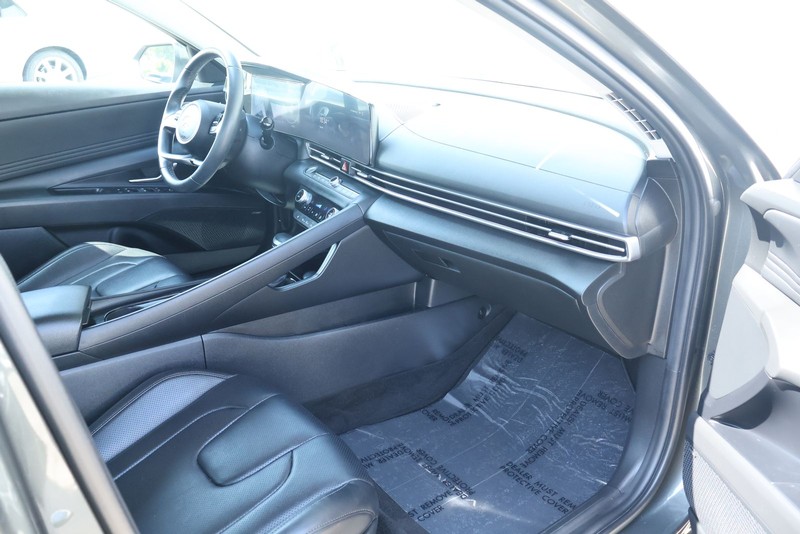 Hyundai Elantra Vehicle Full-screen Gallery Image 24