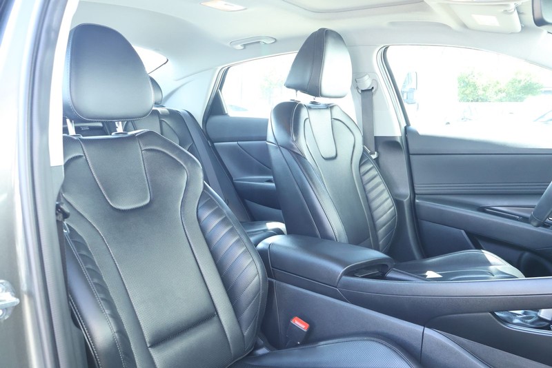 Hyundai Elantra Vehicle Full-screen Gallery Image 25