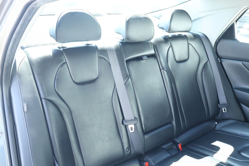 Hyundai Elantra Vehicle Full-screen Gallery Image 26