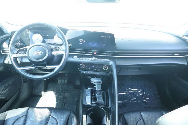 Hyundai Elantra Vehicle Full-screen Gallery Image 28