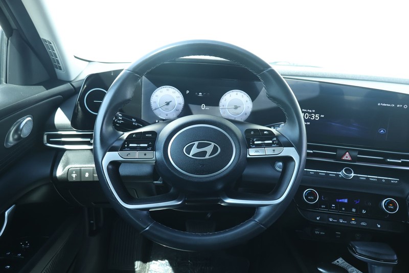 Hyundai Elantra Vehicle Full-screen Gallery Image 30