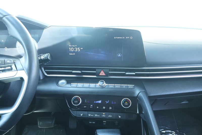 Hyundai Elantra Vehicle Full-screen Gallery Image 31