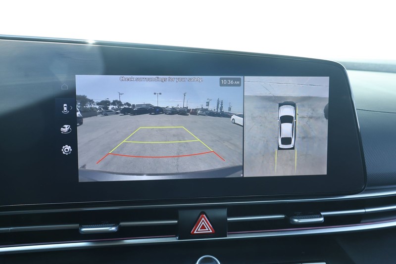 Hyundai Elantra Vehicle Full-screen Gallery Image 33