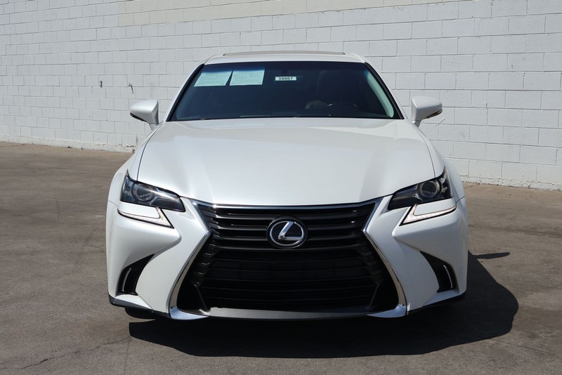 Lexus GS 200t Vehicle Full-screen Gallery Image 02