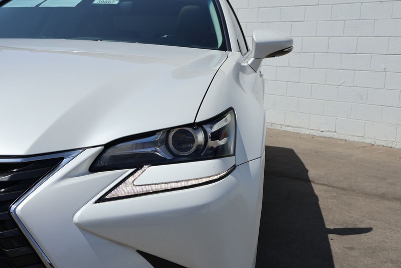 Lexus GS 200t Vehicle Full-screen Gallery Image 03