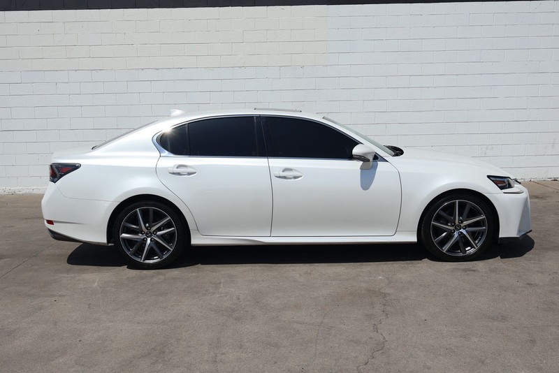Lexus GS 200t Vehicle Full-screen Gallery Image 04