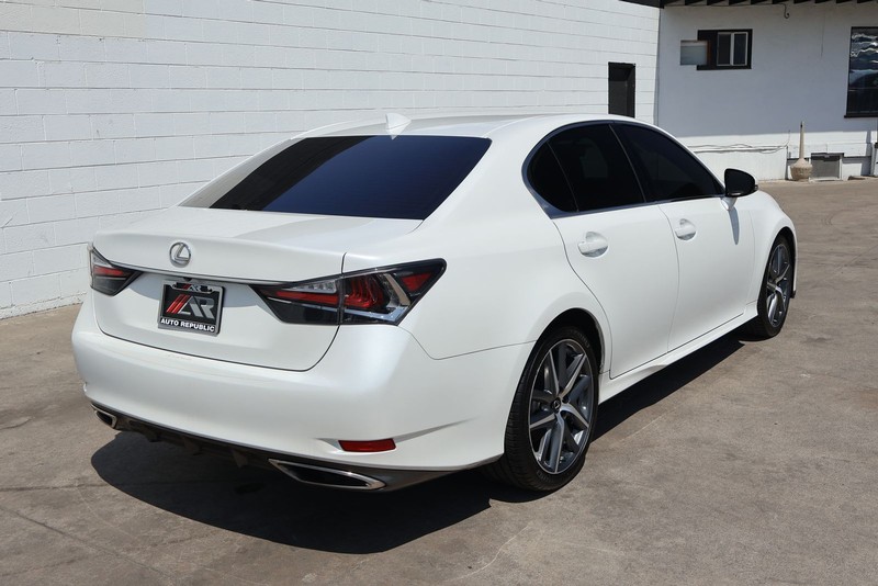 Lexus GS 200t Vehicle Full-screen Gallery Image 05