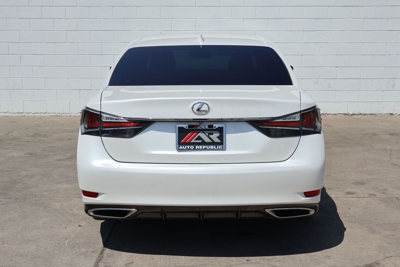Lexus GS 200t Vehicle Full-screen Gallery Image 06