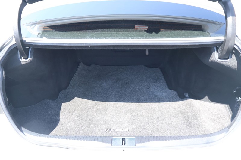 Lexus GS 200t Vehicle Full-screen Gallery Image 08
