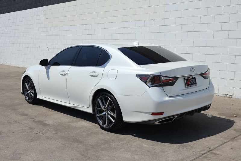 Lexus GS 200t Vehicle Full-screen Gallery Image 09
