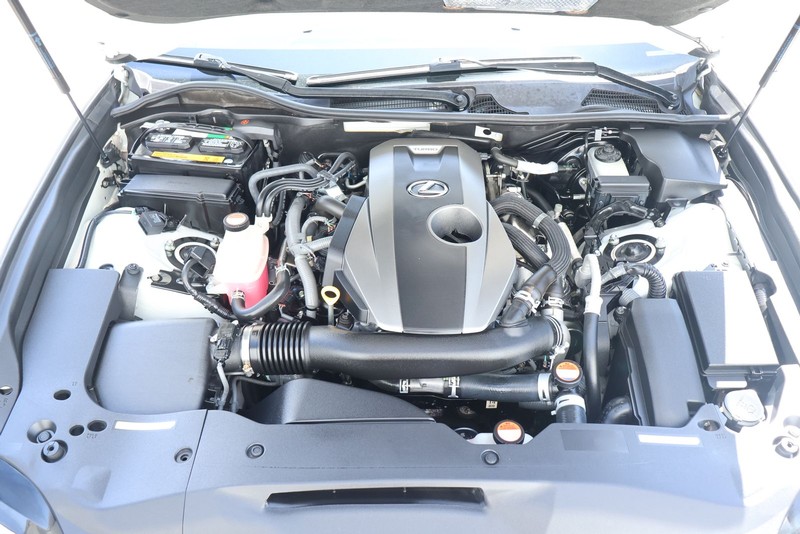 Lexus GS 200t Vehicle Full-screen Gallery Image 13