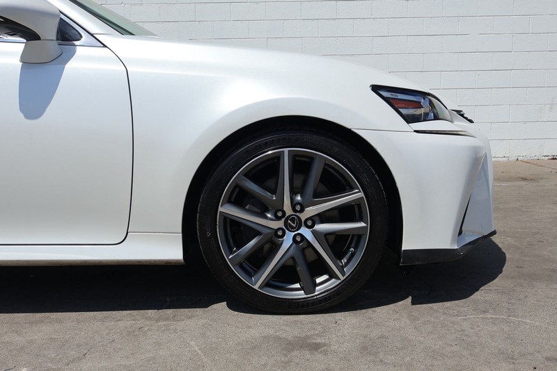 Lexus GS 200t Vehicle Full-screen Gallery Image 14