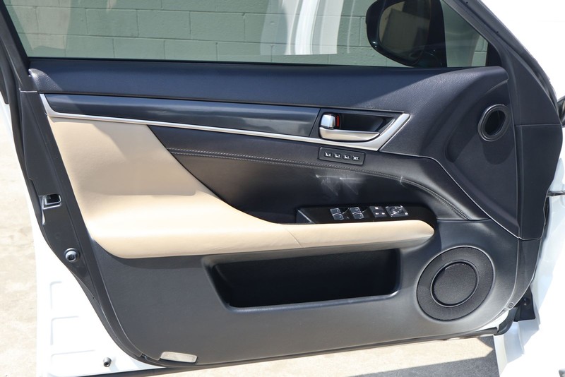 Lexus GS 200t Vehicle Full-screen Gallery Image 15