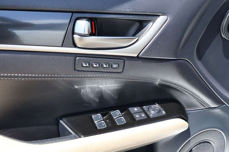Lexus GS 200t Vehicle Full-screen Gallery Image 16