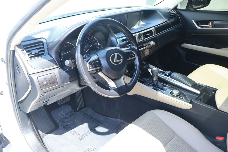 Lexus GS 200t Vehicle Full-screen Gallery Image 17