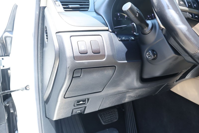 Lexus GS 200t Vehicle Full-screen Gallery Image 18
